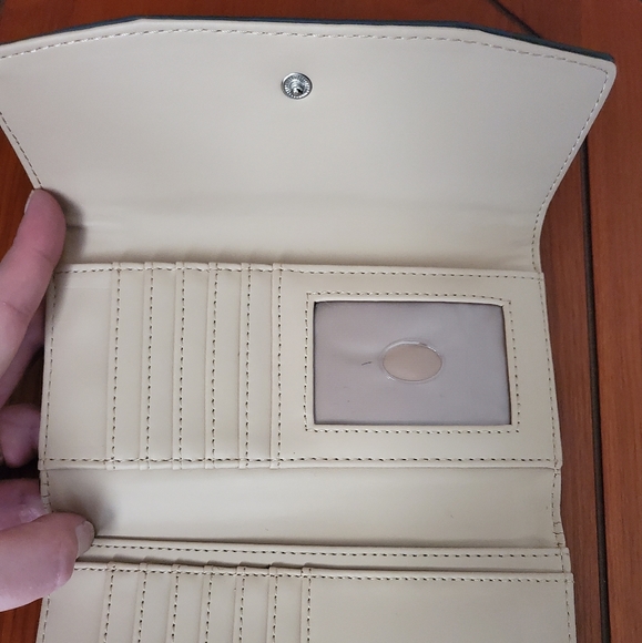 Guess Wallet - Picture 6 of 7